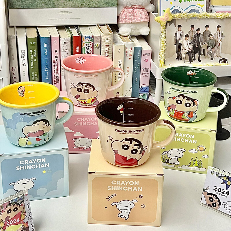 溥畔可爱陶瓷马克杯带刻度水杯子情侣咖啡早餐杯生日礼物 蜡笔小新刻度杯+绿色+圆球勺+专属礼物装