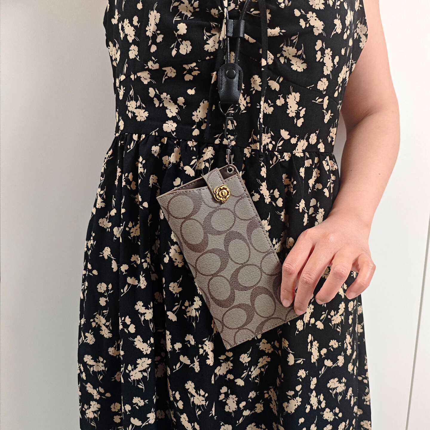 高级感眼镜袋便携可挂脖复古老花镜套时尚太阳镜墨镜收纳包带挂绳 山茶花棕色