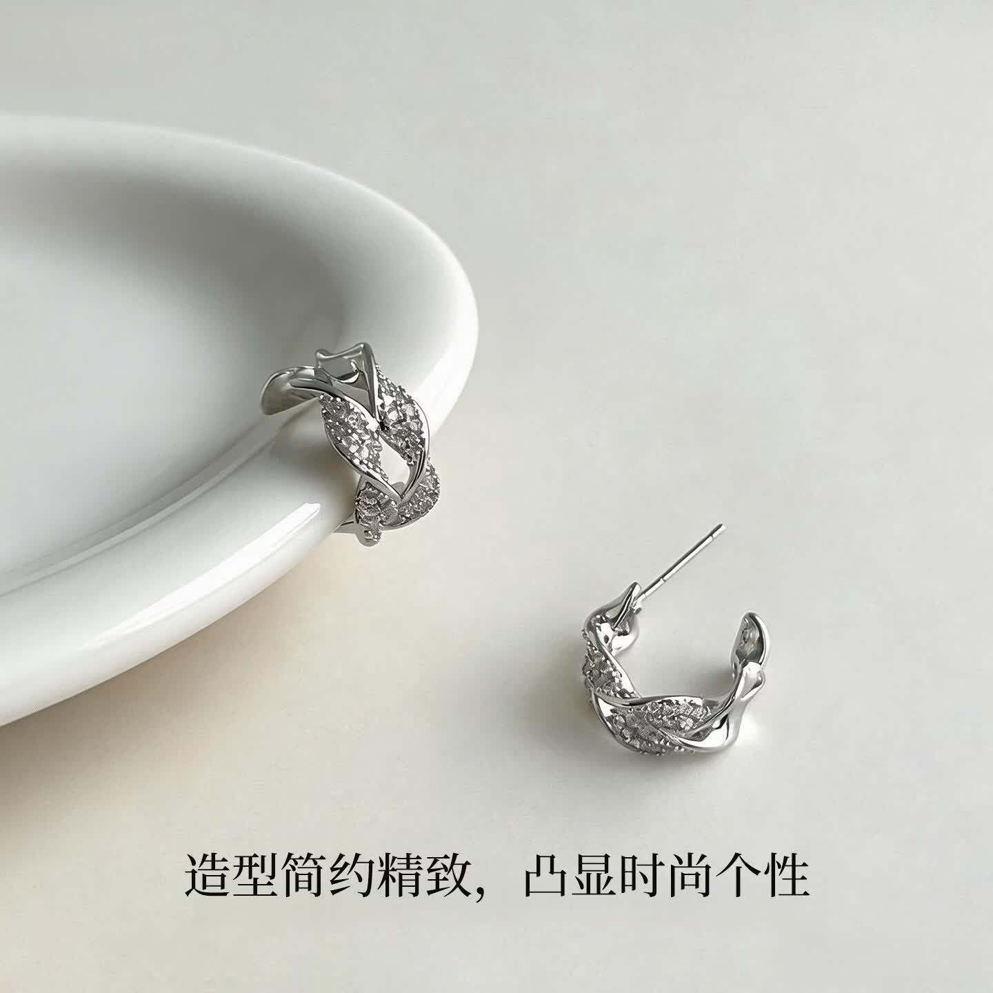 KRISTEN JUDI麻花交织白金色耳环