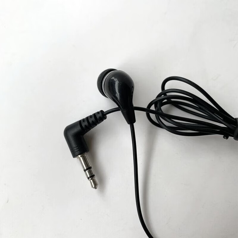 自驾野营听音乐 黑色圆孔耳机