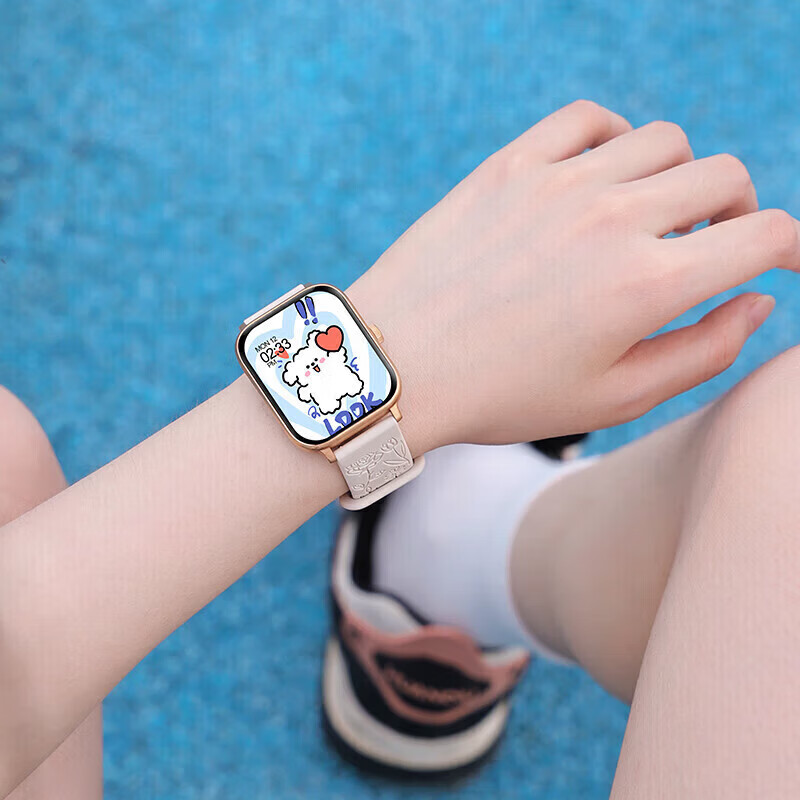 A华为手机适用2026新款WATCH GT智能手表fit女士运动蓝牙移动电源 浮雕玫瑰硅胶-佩戴图