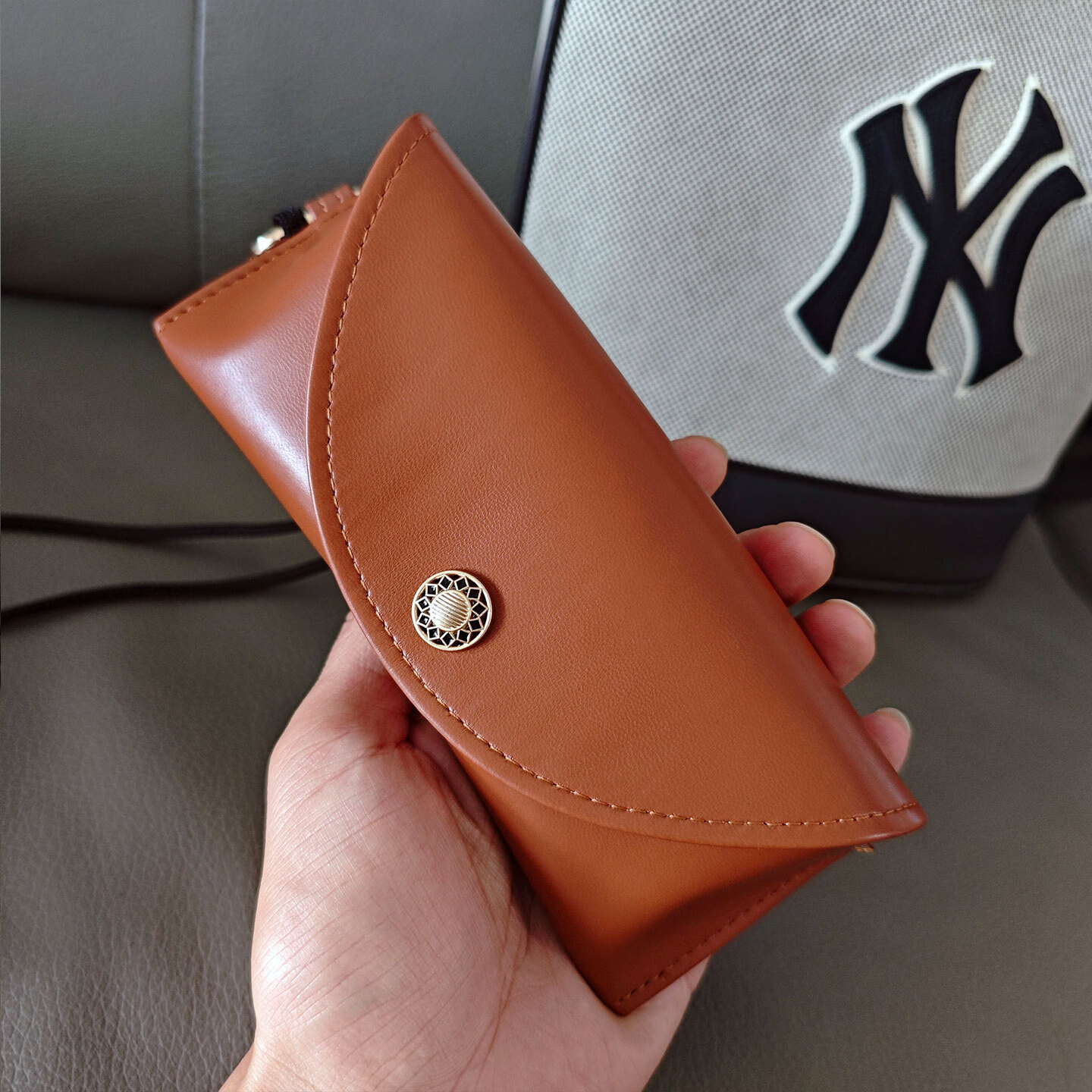 高颜值眼镜盒便携式挂包复古按扣太阳镜墨镜收纳包挂绳小众眼镜袋 黑色（送镜布）