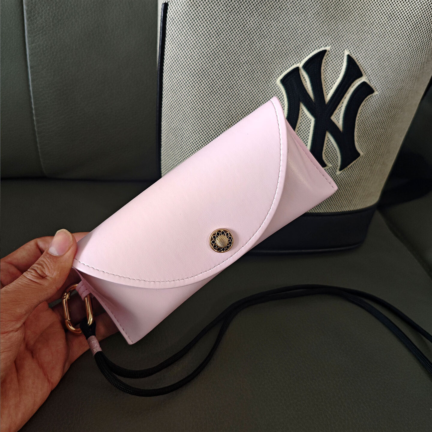 高颜值眼镜盒便携式挂包复古按扣太阳镜墨镜收纳包挂绳小众眼镜袋 黑色（送镜布）