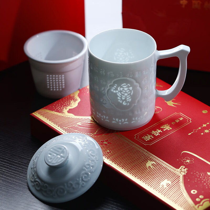 御嘉斋景德镇泡茶杯玲珑影青雕刻茶杯专用茶水分离带盖办公杯可定制礼物 百福鼠可定制礼品 450ml【个人.企业均可定制]