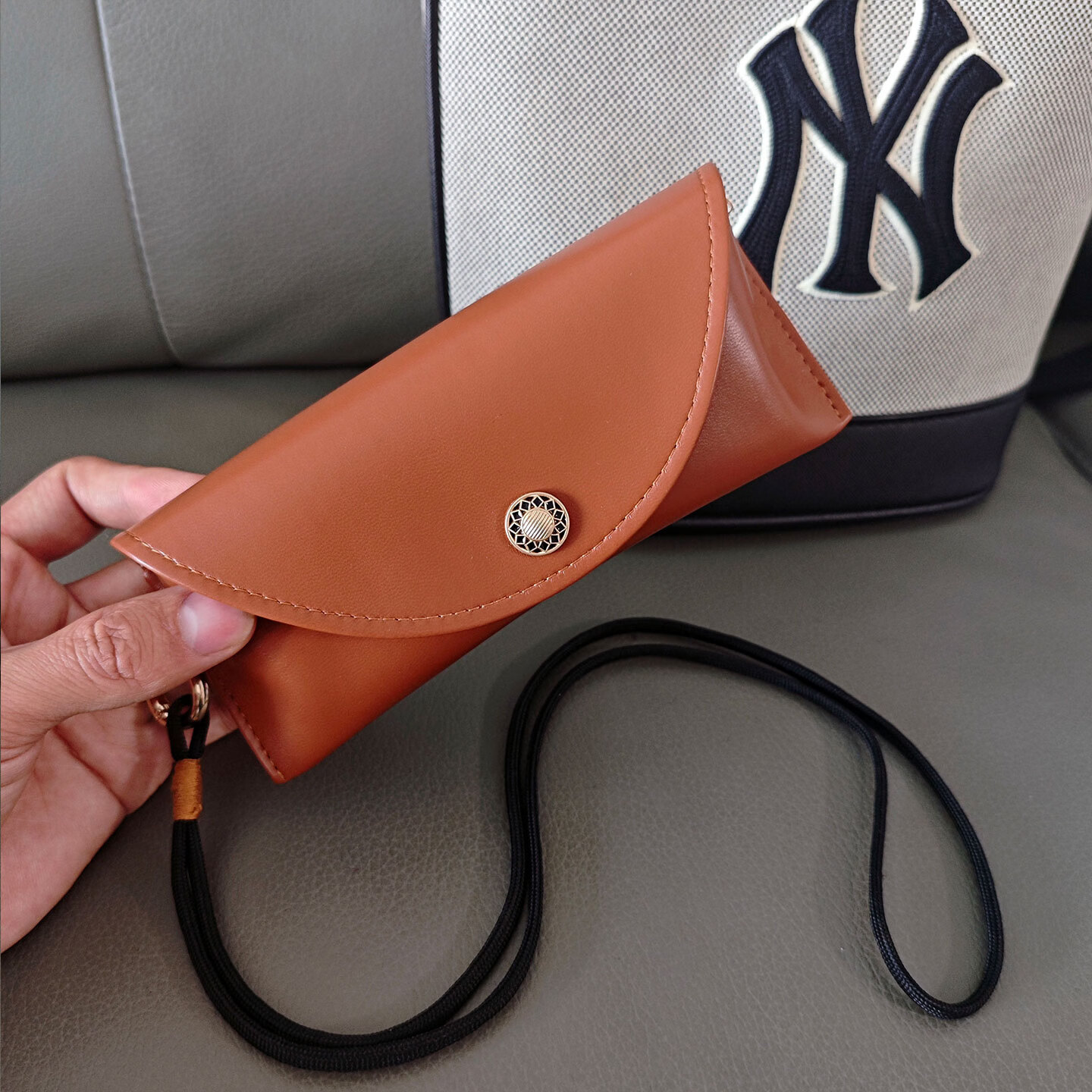 高颜值眼镜盒便携式挂包复古按扣太阳镜墨镜收纳包挂绳小众眼镜袋 黑色（送镜布）