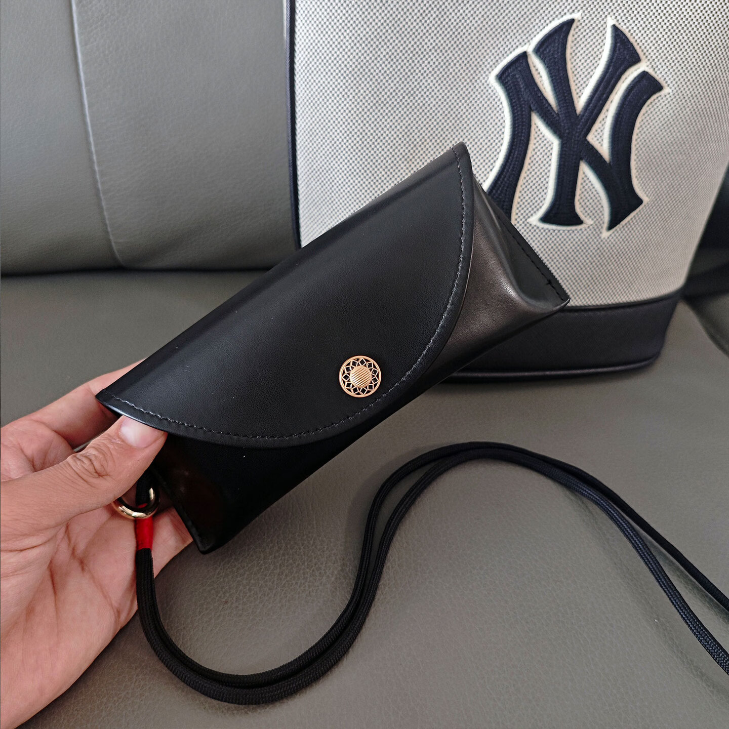 高颜值眼镜盒便携式挂包复古按扣太阳镜墨镜收纳包挂绳小众眼镜袋 黑色（送镜布）