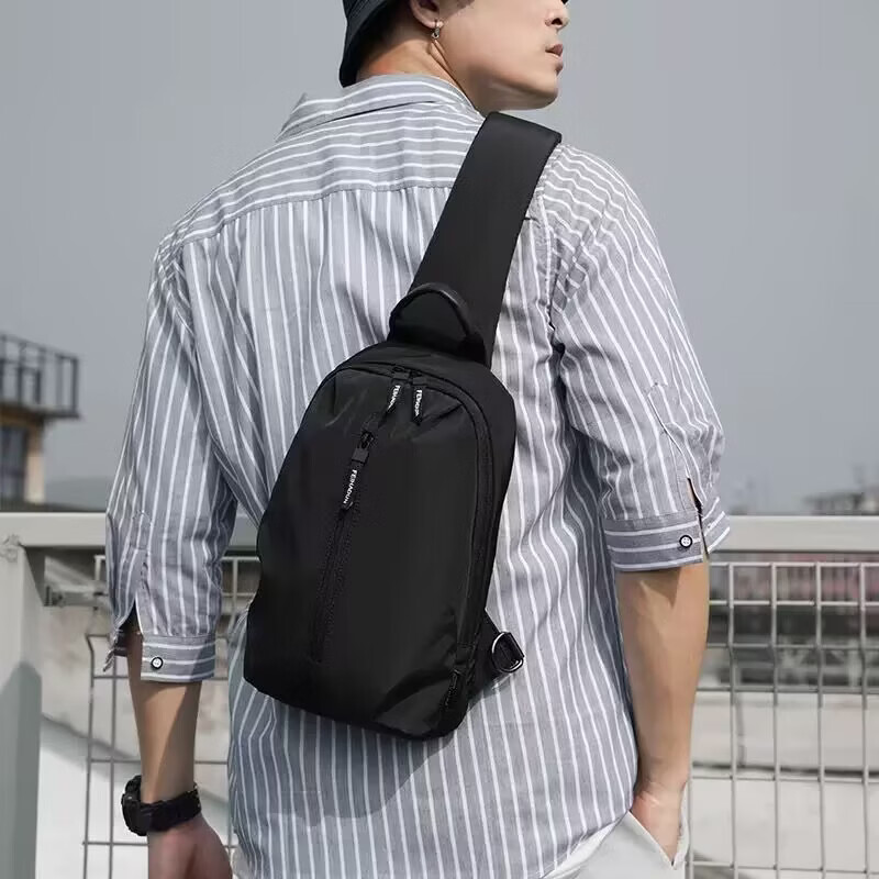 潘酷新款潮流胸包男士商务休闲斜挎包大容量包包百搭运动包防水通勤包 黑色