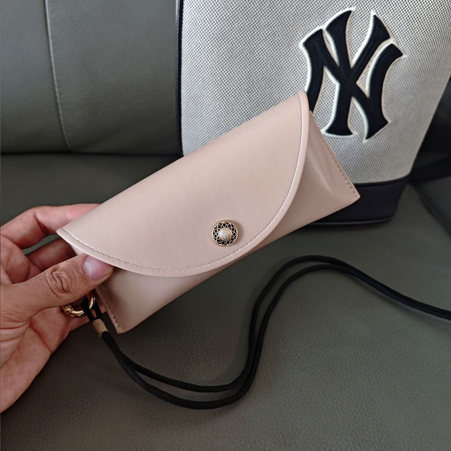 高颜值眼镜盒便携式挂包复古按扣太阳镜墨镜收纳包挂绳小众眼镜袋 黑色（送镜布）