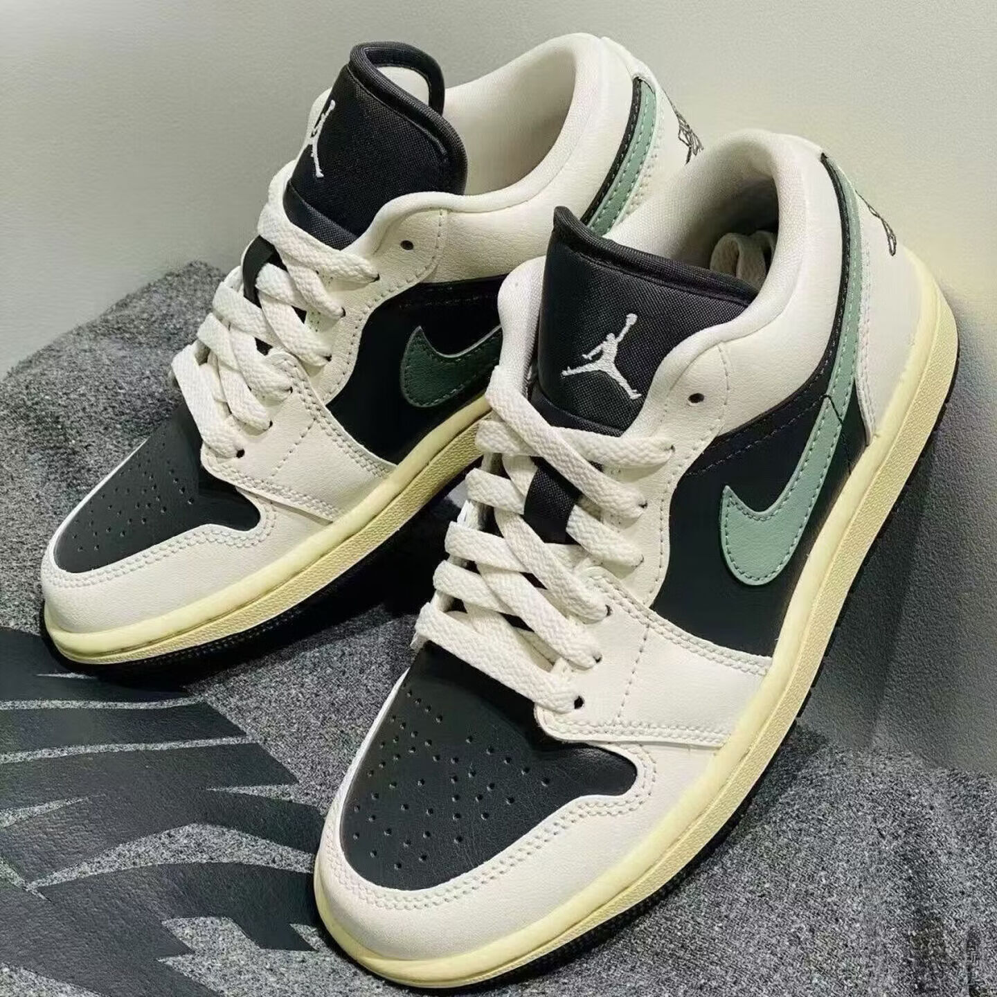 耐克（NIKE）女鞋Air Jordan 1 Low WMNS AJ1黑白绿 低帮轻便运动休闲鞋板鞋 DC0774-001 40.5