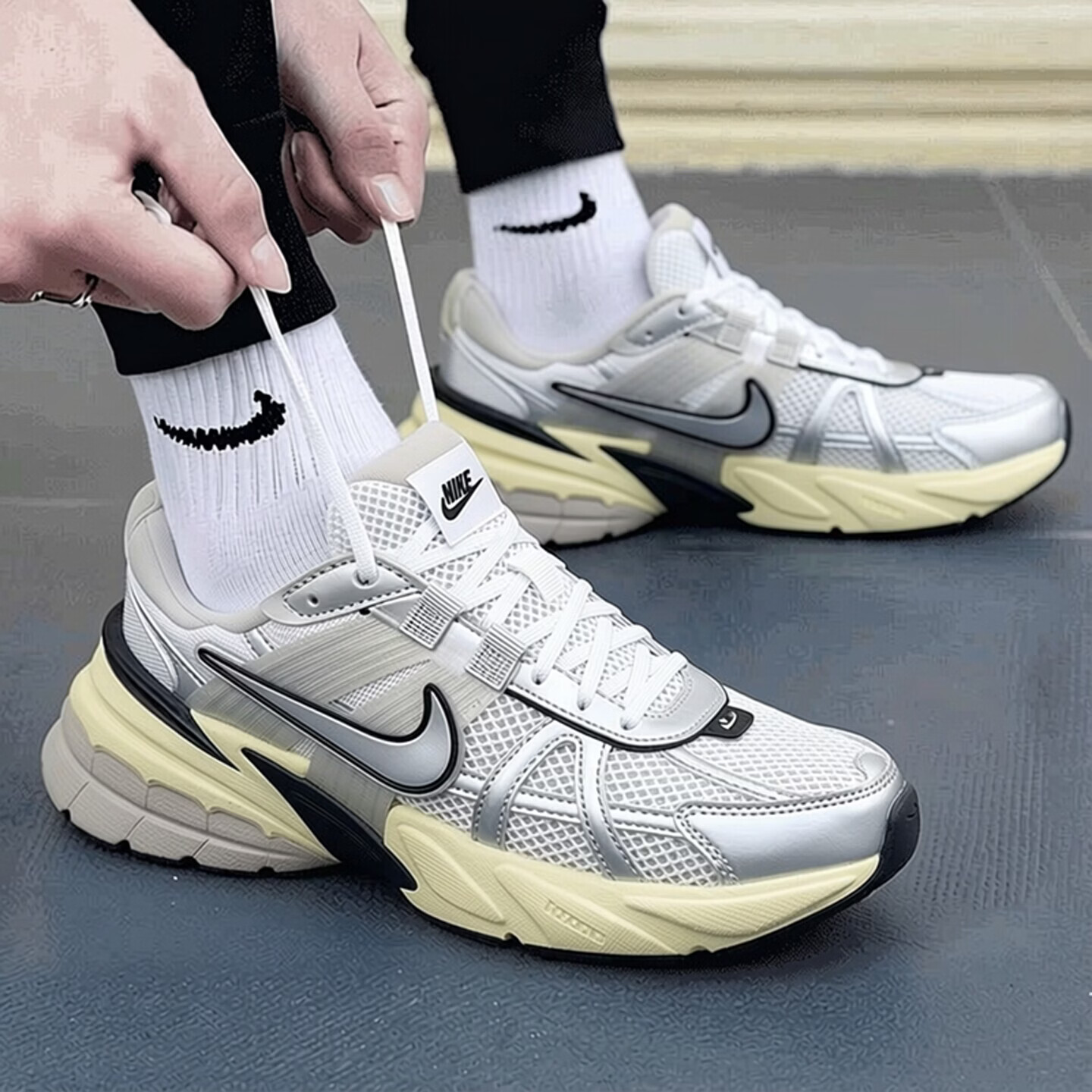 耐克Nike女鞋2026夏季新款V2K RUN复古厚底老爹鞋休闲透气运动跑步鞋 FD0736-100 44