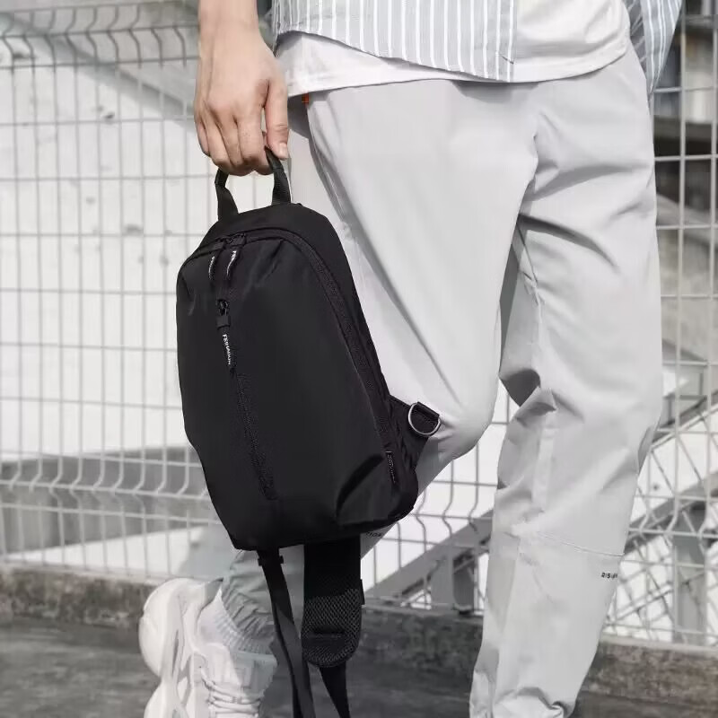 潘酷新款潮流胸包男士商务休闲斜挎包大容量包包百搭运动包防水通勤包 黑色