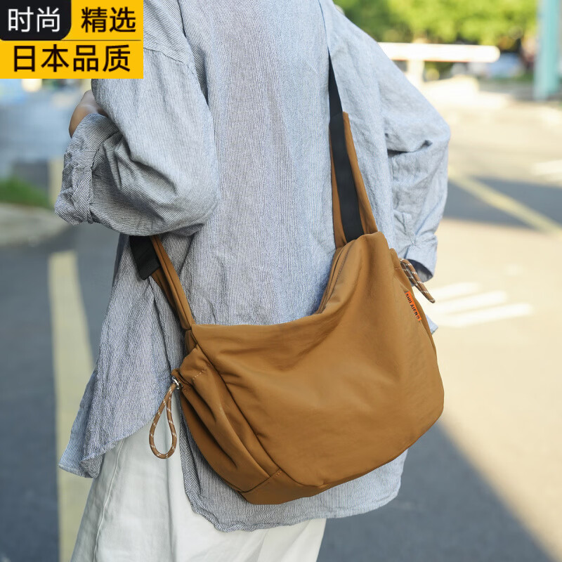 VORE日本进口名牌斜挎包男生单肩包轻便通勤背包学生挎包上课包运动包 棕色