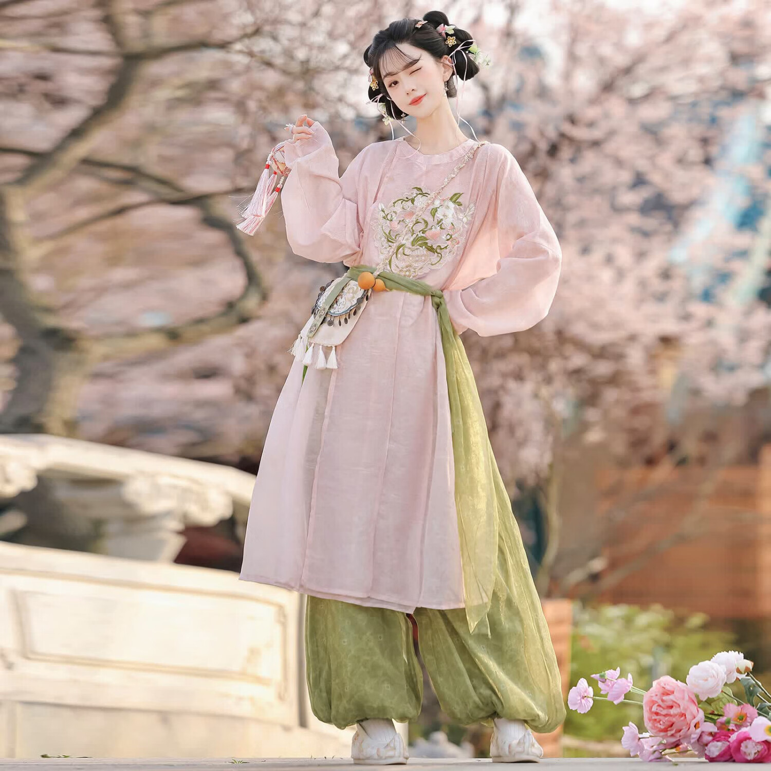 汉虞葵国风汉服女唐制圆领袍灯笼裤腰带日常通勤套装舞台表演春夏透气 冰蓝色圆领袍+浅银色灯笼裤 XL