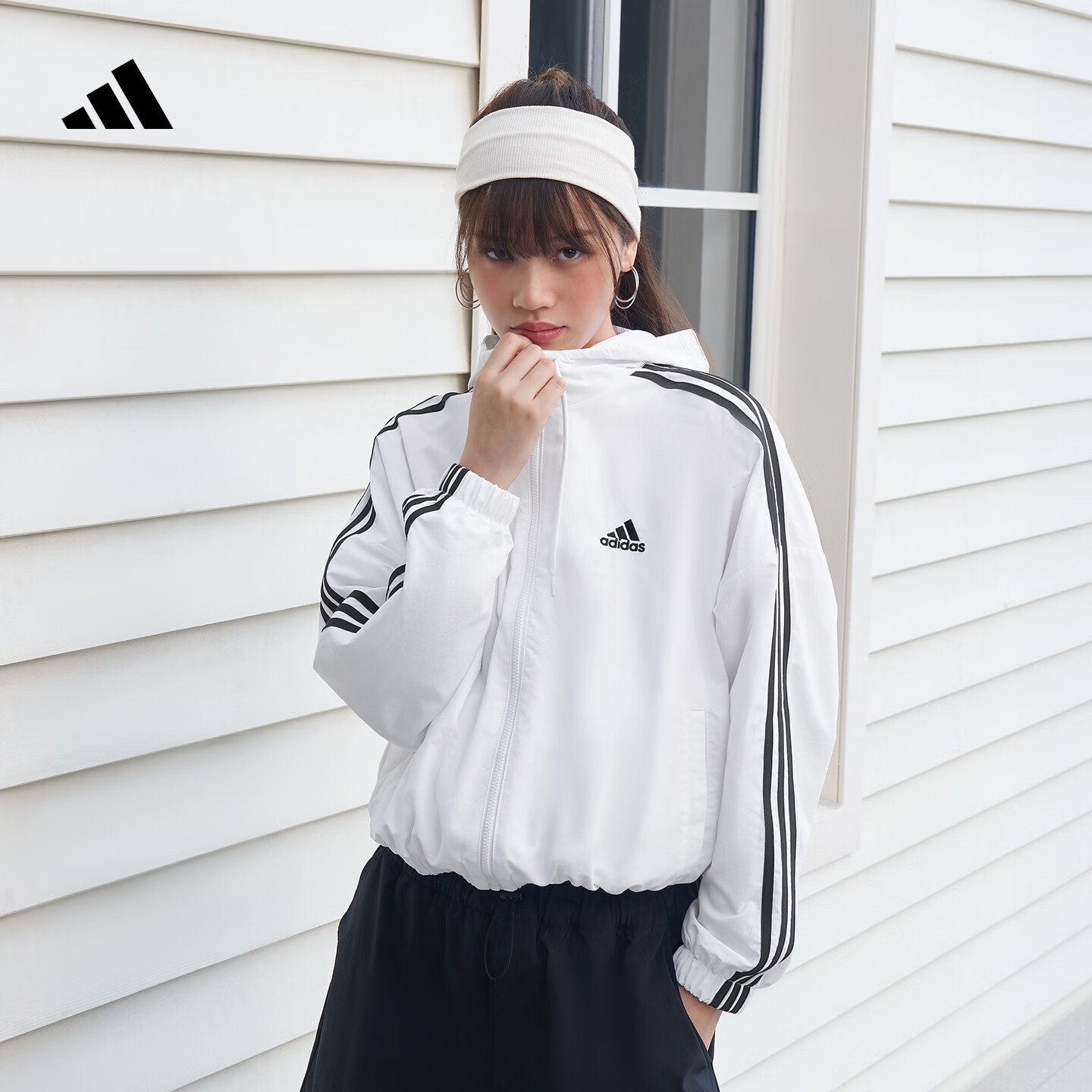 adidas三条纹休闲宽松连帽夹克薄外套女装春夏阿迪达斯官方轻运动 白/黑色   M  