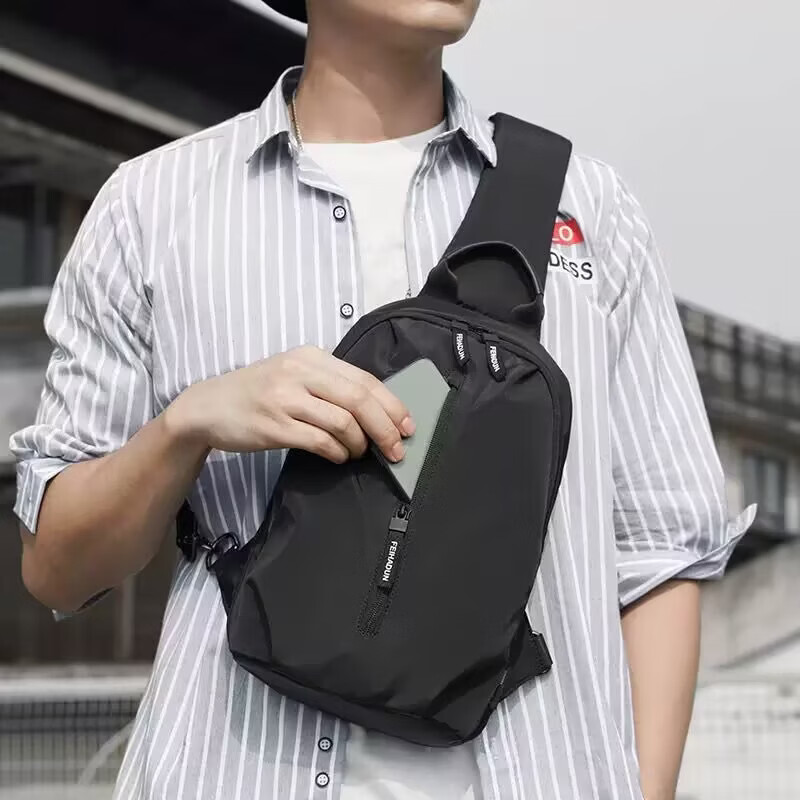 潘酷新款潮流胸包男士商务休闲斜挎包大容量包包百搭运动包防水通勤包 黑色