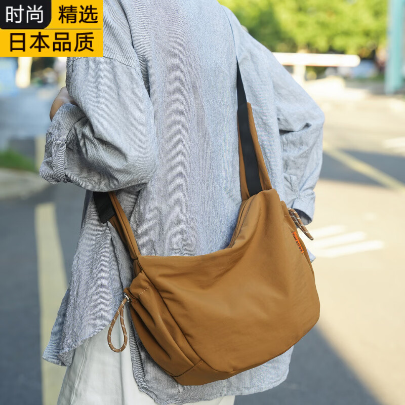 VORE日本进口名牌斜挎包男生单肩包轻便通勤背包学生挎包上课包运动包 棕色