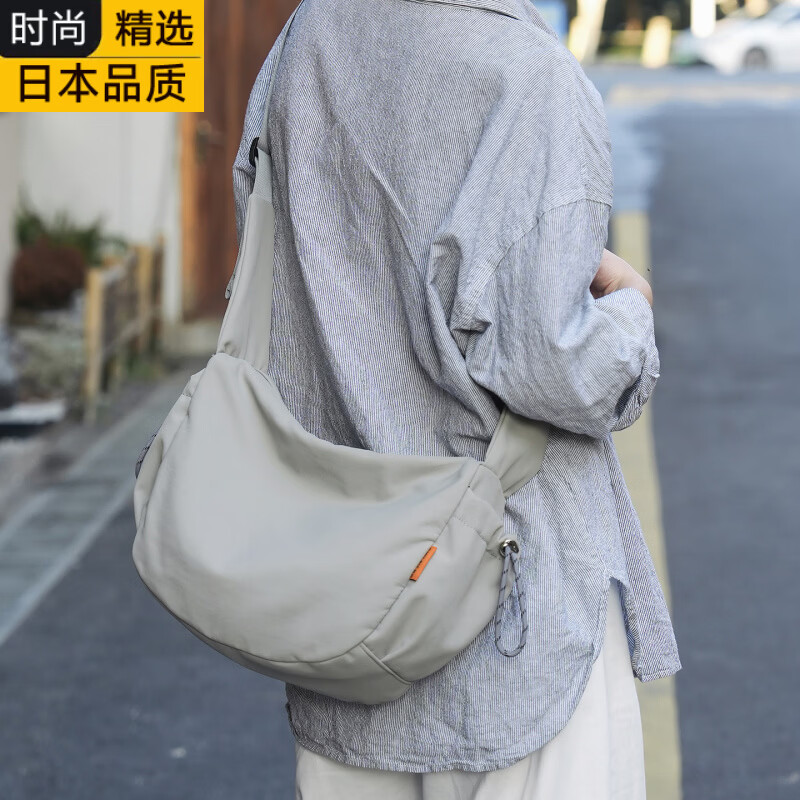 VORE日本进口名牌斜挎包男生单肩包轻便通勤背包学生挎包上课包运动包 棕色