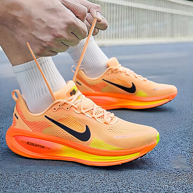 耐克（NIKE）迈柔18男鞋2026新款VOMERO 18 橙色男公路训练专业厚底缓震跑步鞋 HM6803-700 38.5