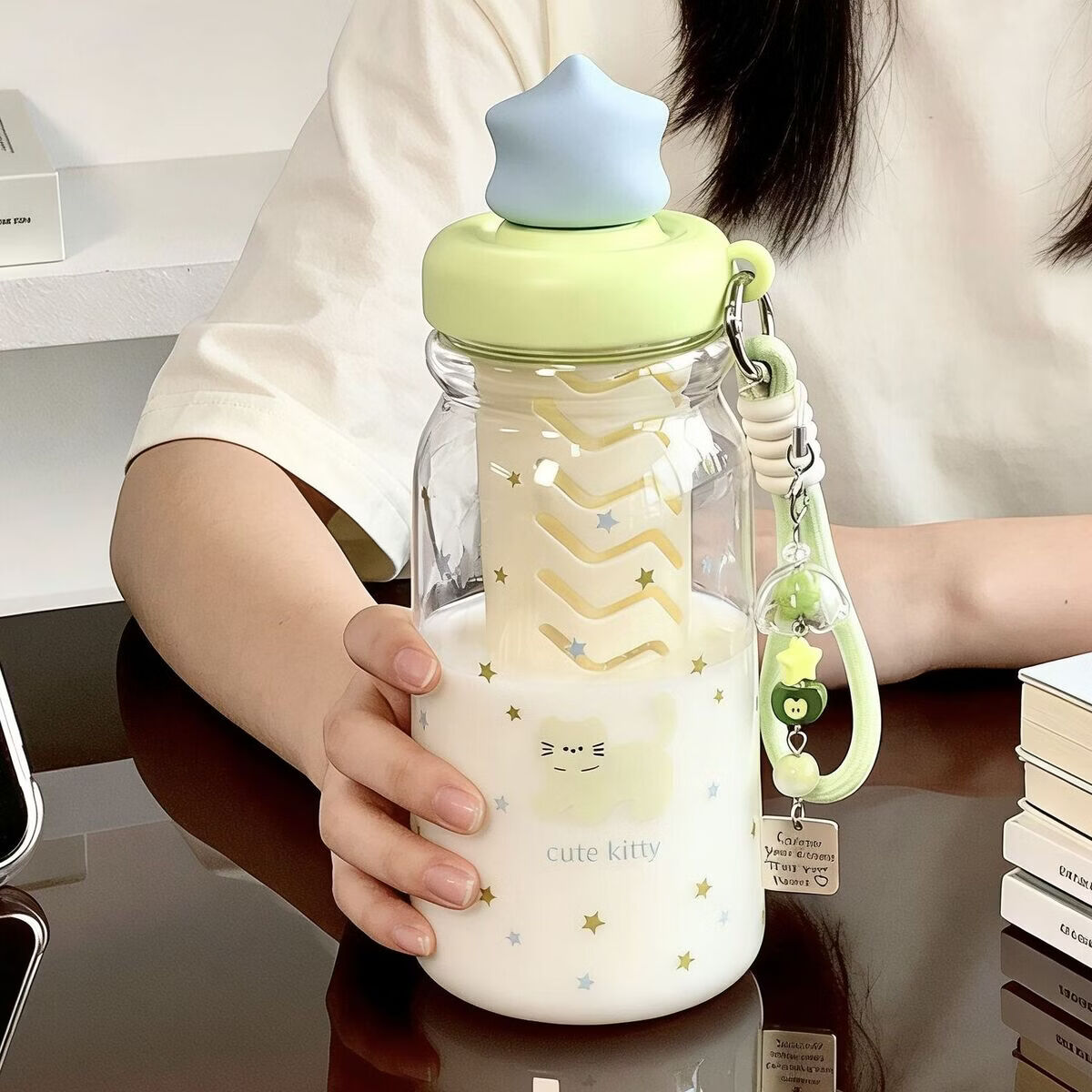 溥畔星星猫塑料杯子女生高颜值便携吸管水杯2026新款学生上学专用夏日 咖白+星星白猫+咖像素猫挂件+随机3D贴纸650m