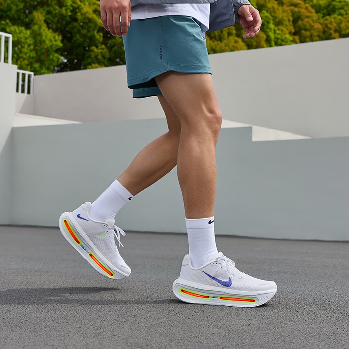 耐克（NIKE）男鞋跑步鞋2026夏季新款VOMERO PREMIUM缓震轻便防滑耐磨运动鞋 HQ2050-101 Air Zoom缓震/柔软舒适 42