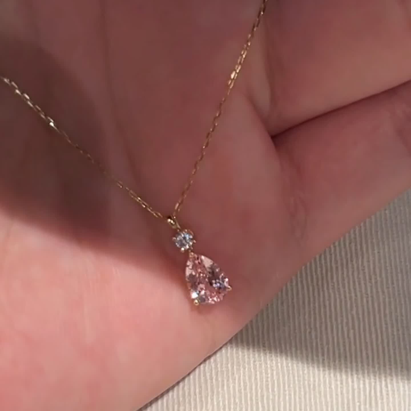 叁悦梵艺粉色水滴吊坠项链女轻奢高级感甜美气质锆石锁骨链 粉色水滴水滴项链(不锈钢镀金色)