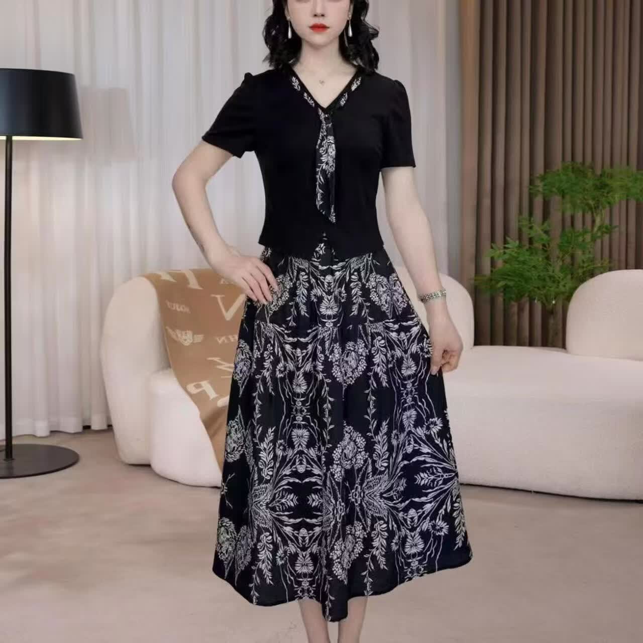 洋气减龄2026夏季假两件显瘦气质连衣裙妈妈V领洋气裙子时尚透气 黑色 2XL (建议110-120斤)