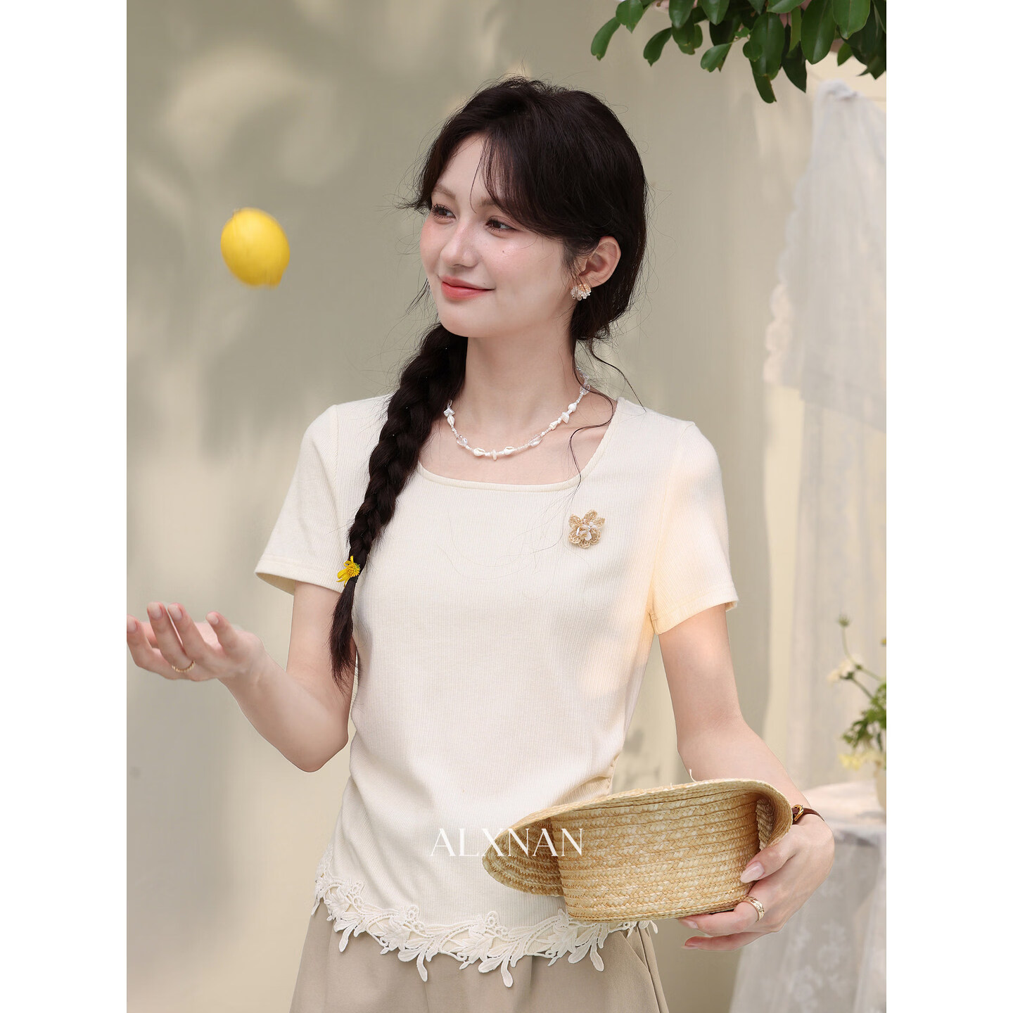 鹿向南「云朵慕夏」气质杏色短袖T恤女夏设计感花边正肩修身上衣 杏色 T恤赠送胸针花朵 S