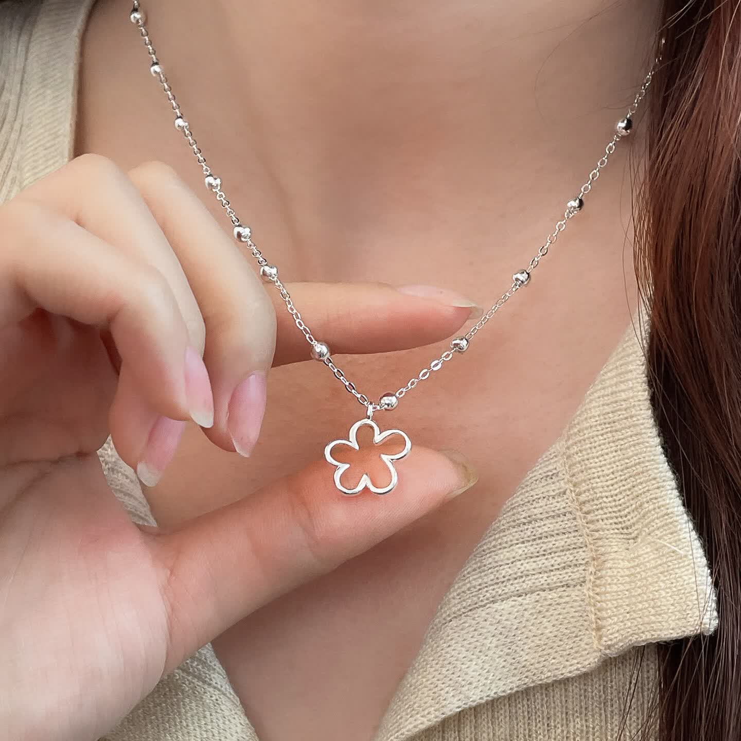 叁悦梵艺镂空花朵项链女款简约设计感小花吊坠甜美百搭锁骨链 花朵项链(不锈钢镀白金色)