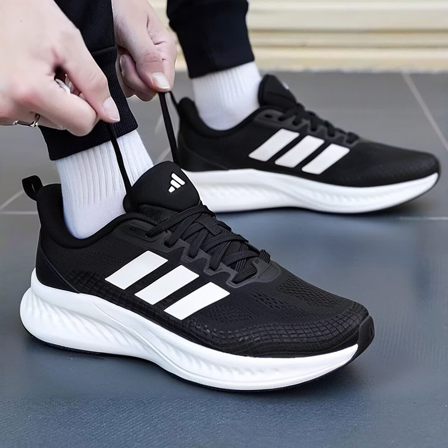 阿迪达斯（adidas）男鞋夏季运动鞋女鞋跑步鞋新款网面透气轻便减震户外休闲鞋 42