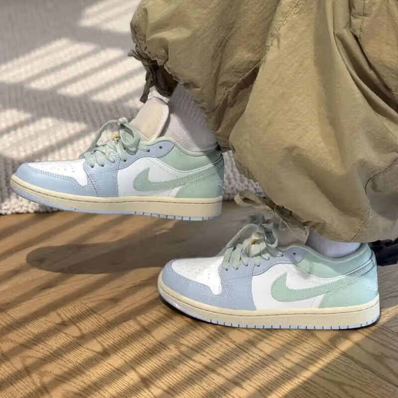 耐克（NIKE）JORDAN女鞋青少年2026夏季新款AJ1时尚休闲板鞋户外运动低帮鞋子 DC0774-108 38.5