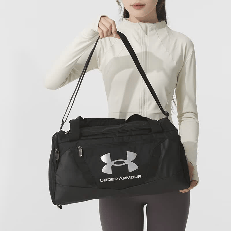 安德玛（Under Armour）【京东奥莱】健身包男女夏季新款斜挎包休闲手提包运动单肩包大容 1369221-001 OSFM