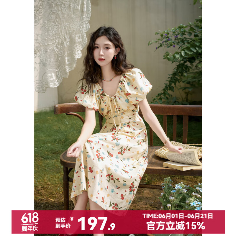谜秀法式碎花连衣裙女2026夏季新款V领度假风设计感收腰温柔长裙子 杏底红花 M