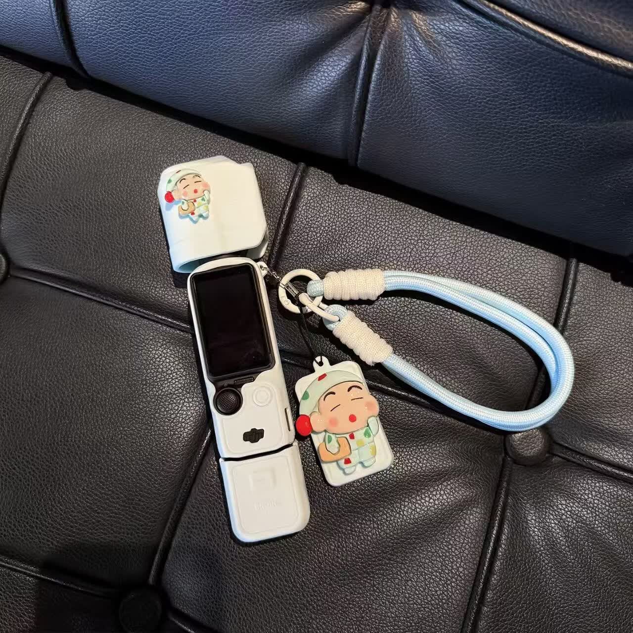 MPPMCK适用于大疆pocket4pro/4/3保护壳可爱装饰硅胶保护套云台相机配件外壳防刮防摔 浅蓝色【壳＋蜡笔小新＋挂绳＋螺丝】 大疆pocket3