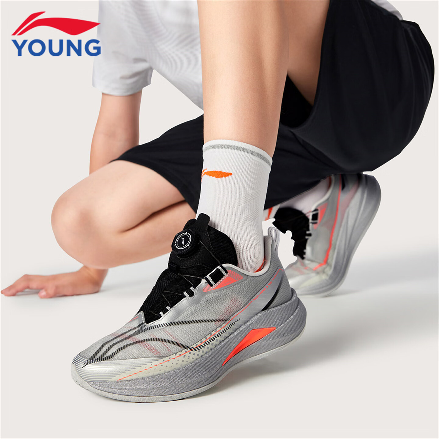 李宁(LI-NING)儿童跑步鞋2026秋季新款赤兔9PRO男女大童低帮䨻丝轻量高回弹跑鞋 川石灰/银色22-7 赤兔9 PRO纽扣 40