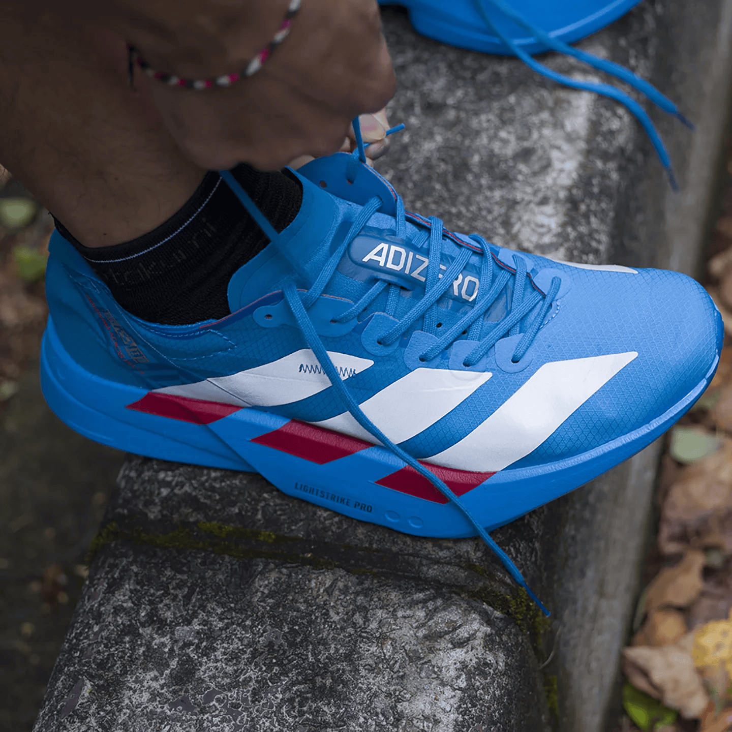 阿迪达斯（adidas）ADIZERO ADIOS PRO 4稳定透湿缓震回弹马拉松专业竞速碳柱跑鞋 JR4796 太阳能蓝/金属银/亮红色 41