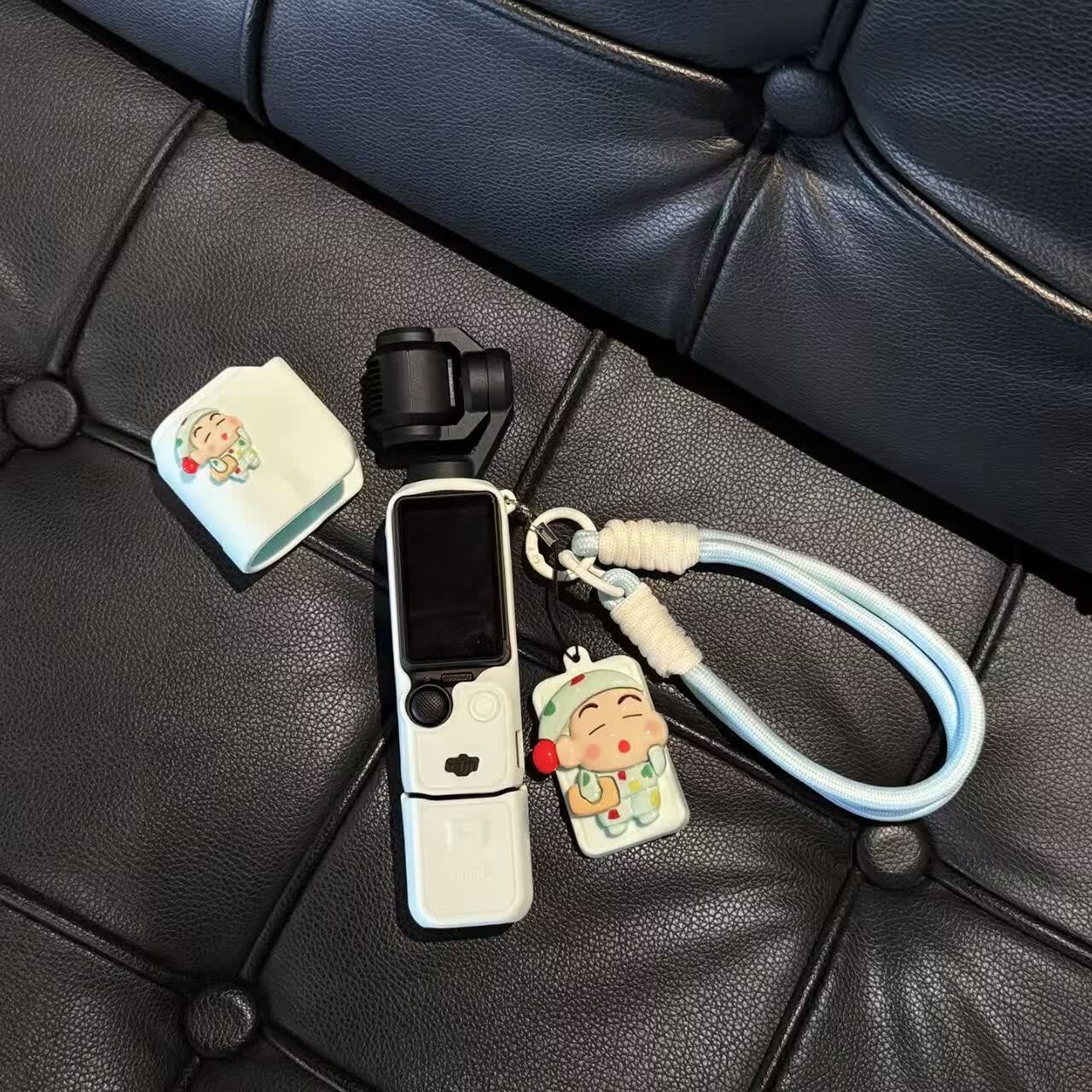 MPPMCK适用于大疆pocket4pro/4/3保护壳可爱装饰硅胶保护套云台相机配件外壳防刮防摔 浅蓝色【壳＋蜡笔小新＋挂绳＋螺丝】 大疆pocket3
