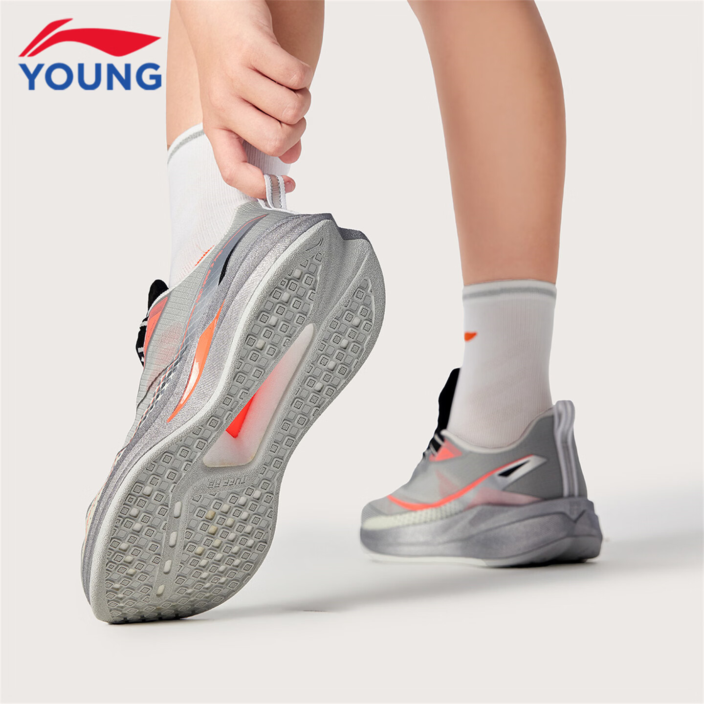 李宁(LI-NING)儿童跑步鞋2026秋季新款赤兔9PRO男女大童低帮䨻丝轻量高回弹跑鞋 川石灰/银色22-7 赤兔9 PRO纽扣 40