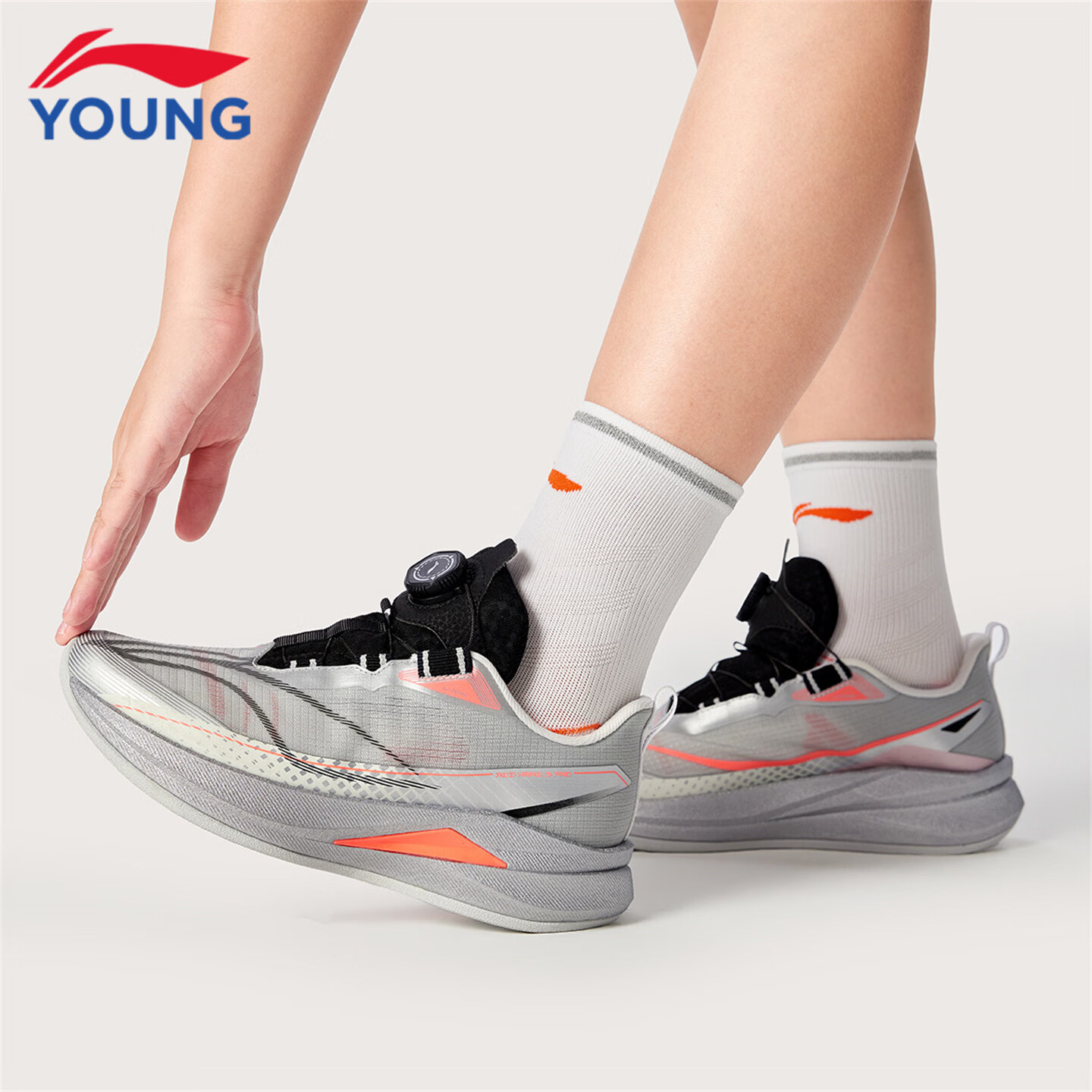 李宁(LI-NING)儿童跑步鞋2026秋季新款赤兔9PRO男女大童低帮䨻丝轻量高回弹跑鞋 川石灰/银色22-7 赤兔9 PRO纽扣 40