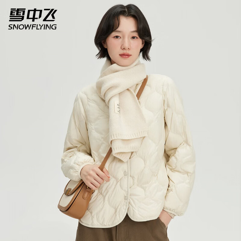 雪中飞秋冬轻薄款美拉德羽绒服女V领简约短款防寒时尚潮流百搭鸭绒外套 杏仁米 L (165)