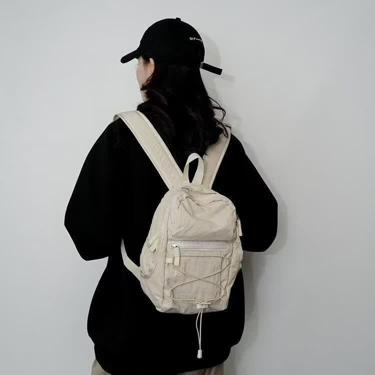 户外运动包小背包双肩包防水登山包外出轻便小书包亲子包 米白色 18*10*31CM