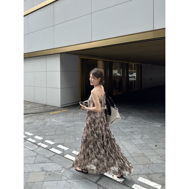 LE ALFASHIONLINE【断码清仓】压褶吊带连衣裙新款女夏季法式无袖宽松a字长裙度假 咖色 现货 L