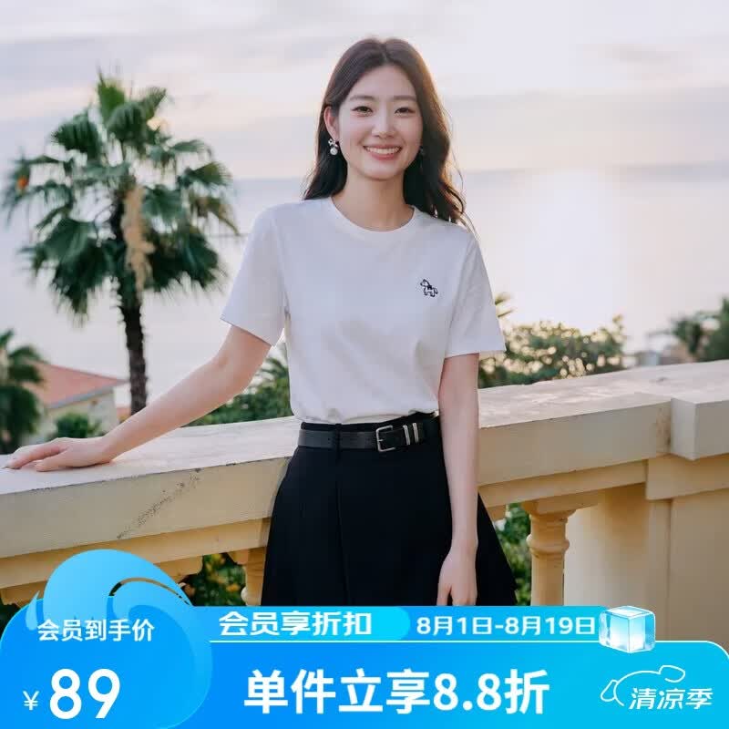 秋水伊人简约百搭小马刺绣T恤2026年夏季新款休闲风正肩圆领上衣