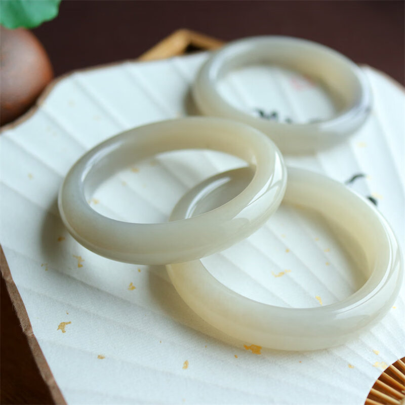 野牛沟晴水和田玉圆条镯藕粉手镯烟紫烟青玉羊脂白玉宽条圆条少女 【编号17854】 圈口55.5mm