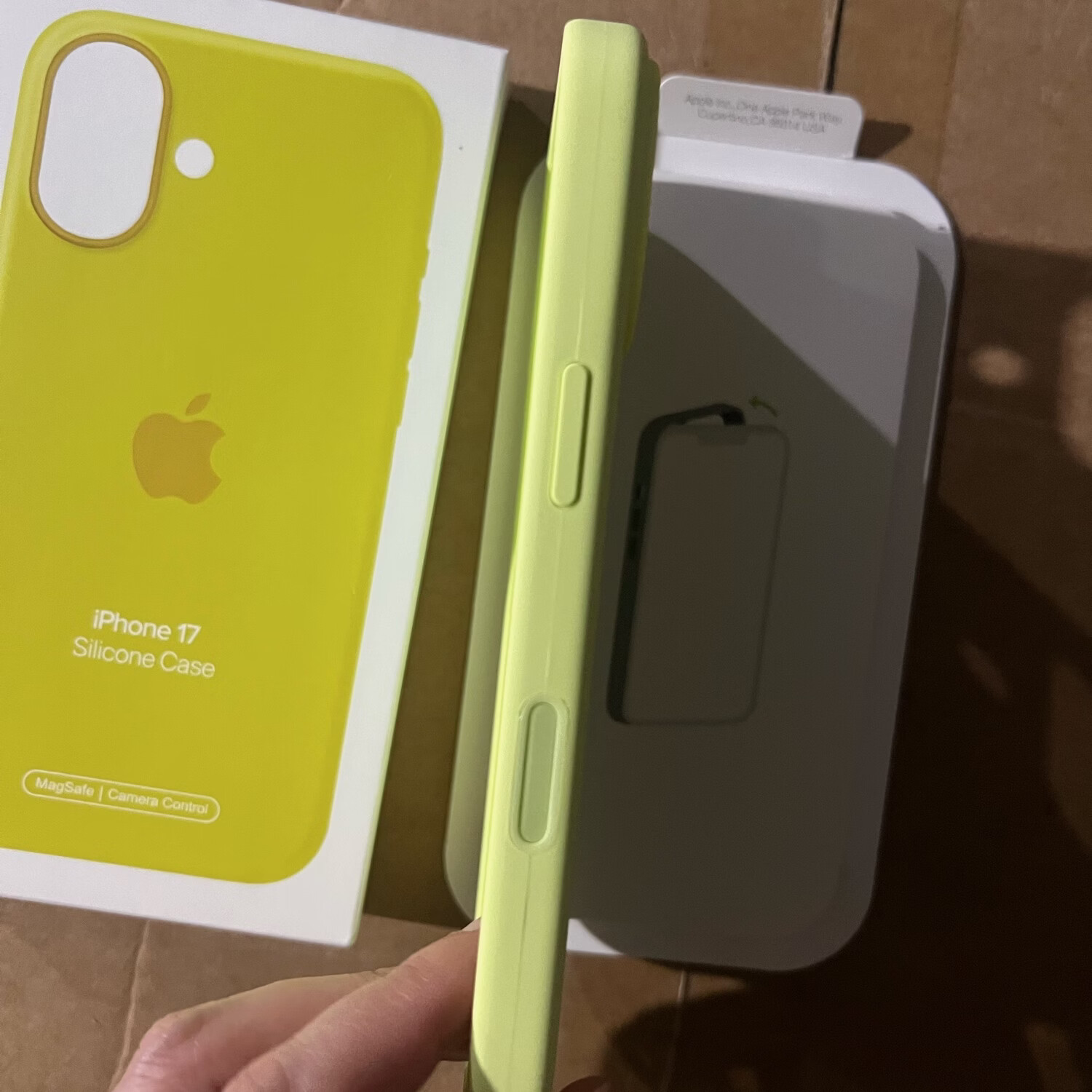 iPhone 17液态硅胶保护壳磁吸动画按键款（现货速发） 霓虹黄色 17