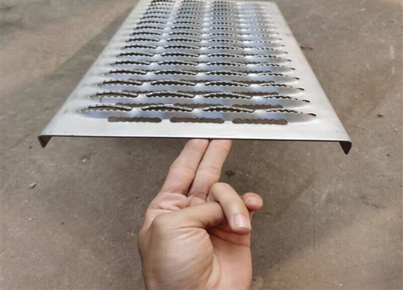 tlxt不锈钢鳄鱼嘴防滑板镀锌鱼嘴防滑板铝板踏步板脚踏板锯齿形防滑板