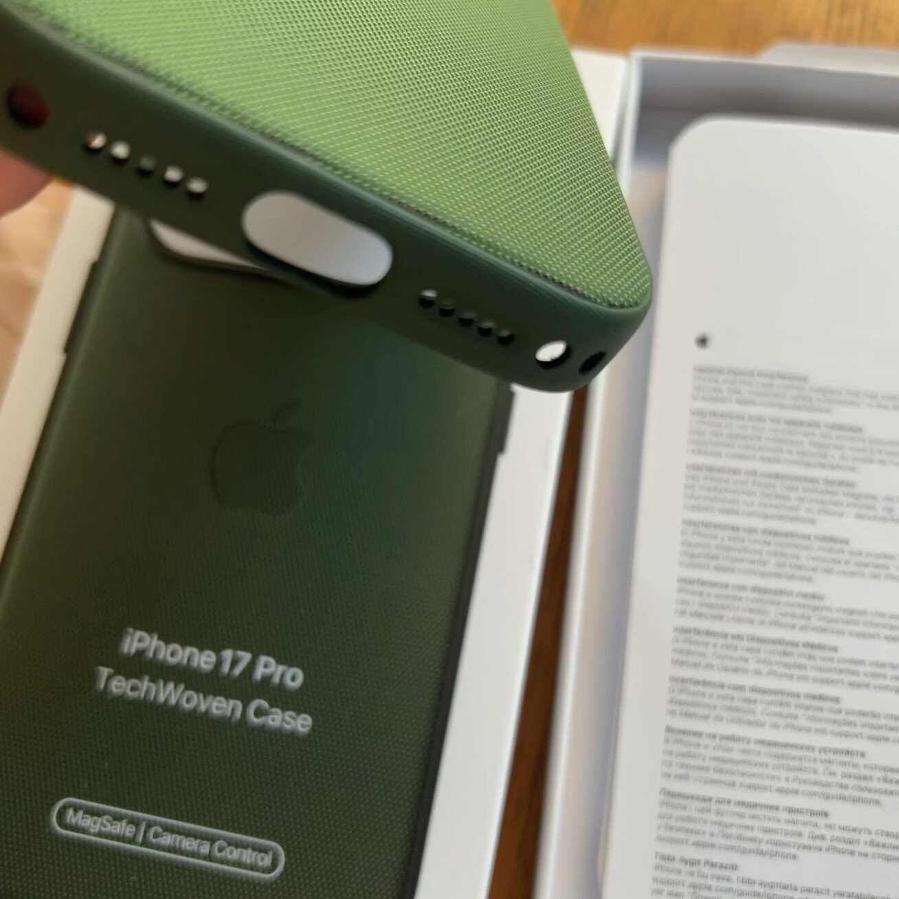 iPhone 17 Pro磁吸动画科技布保护壳 按键款 白色 17pro