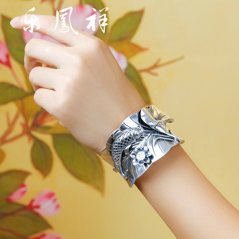 乐凤祥 古法荷叶银手镯女时尚宽镯子999足银鱼戏莲花手工银镯子送女士