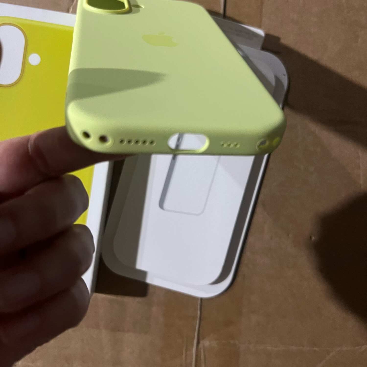 iPhone 17液态硅胶保护壳磁吸动画按键款（现货速发） 霓虹黄色 17