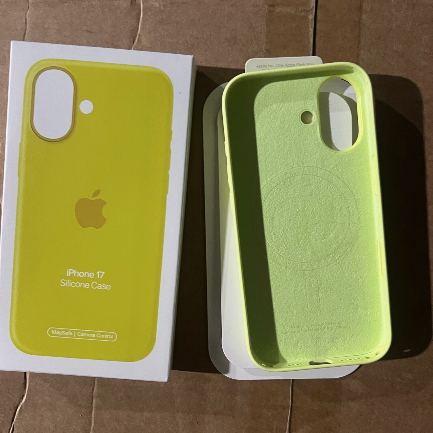 iPhone 17液态硅胶保护壳磁吸动画按键款（现货速发） 霓虹黄色 17