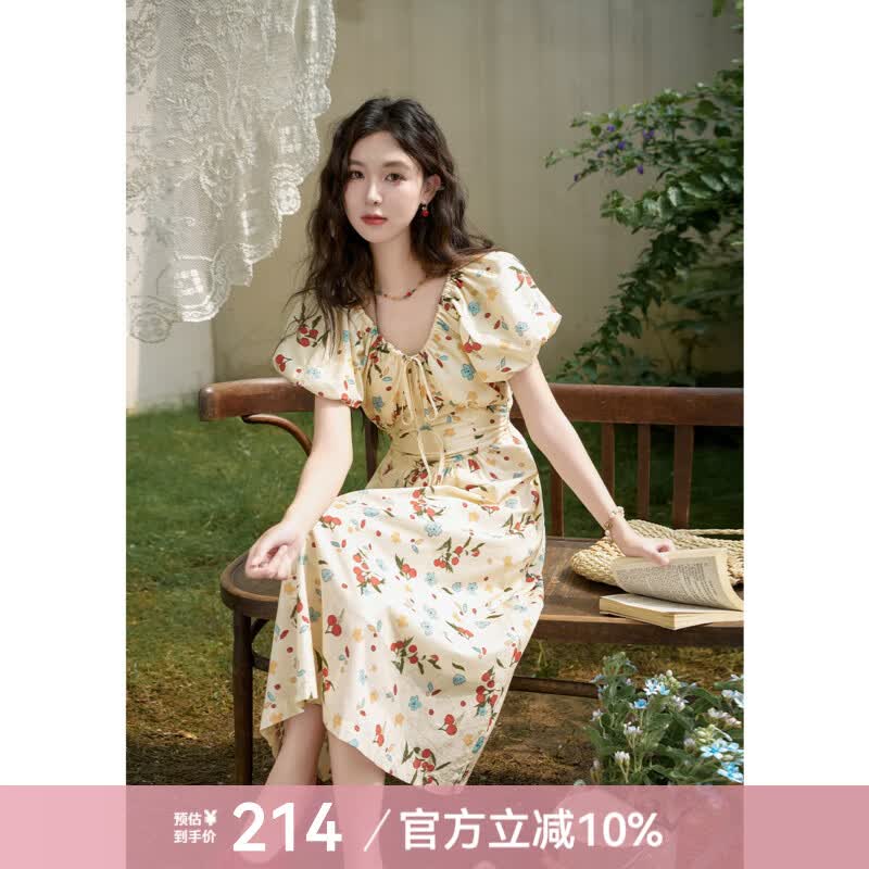 谜秀法式碎花连衣裙女2026夏季新款V领度假风设计感收腰温柔长裙子 杏底红花 M